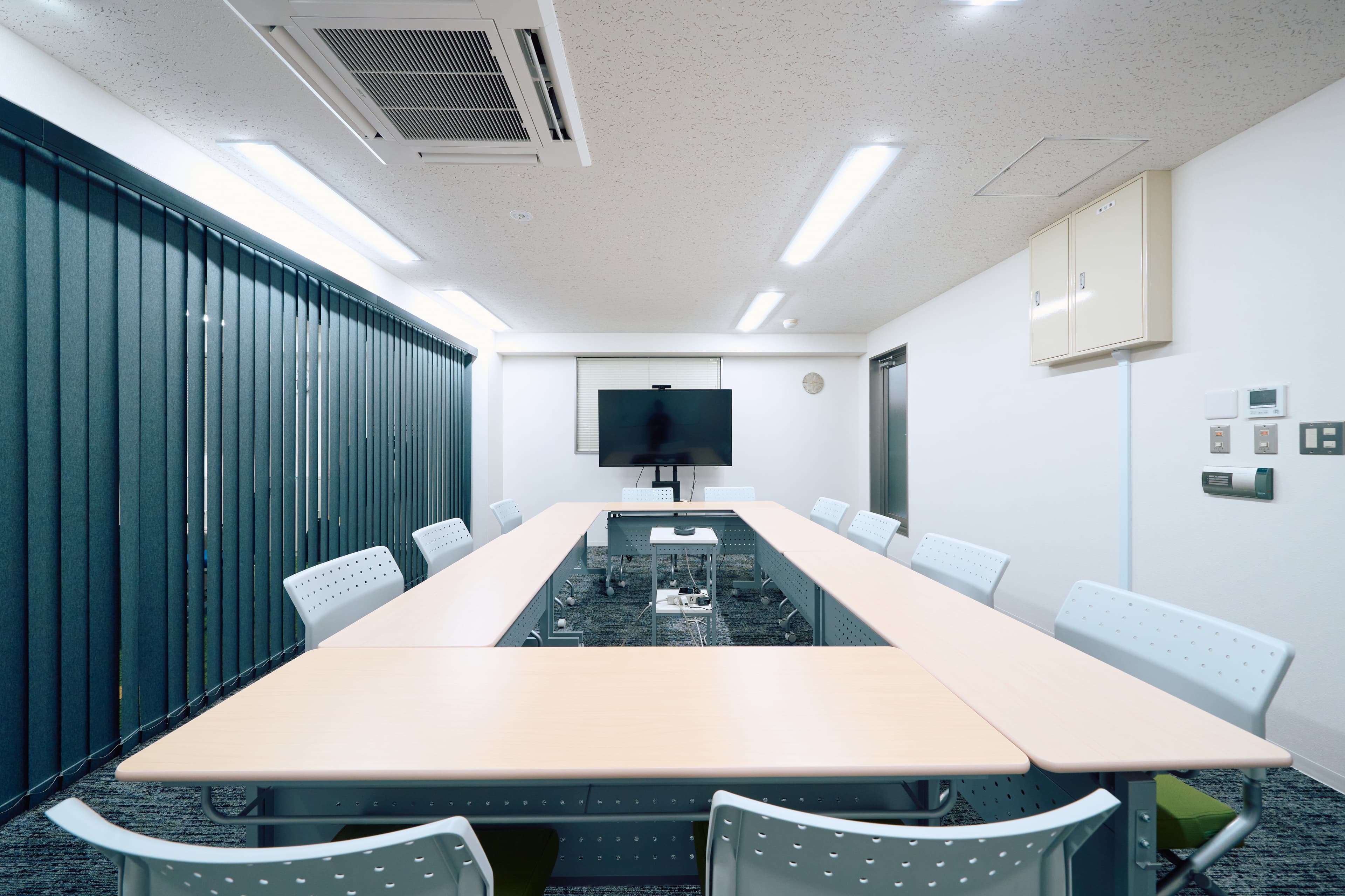 会議室のレイアウトとゾーニング — 会議室(縦型ブラインド全閉時)