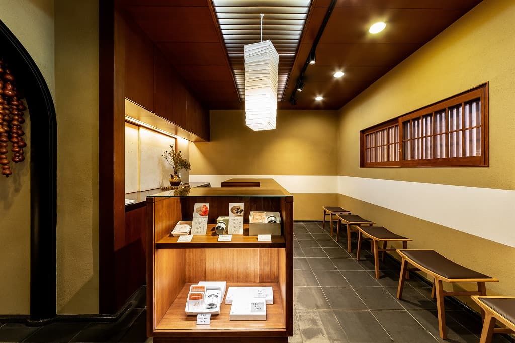 うなぎ店のエントランス — 受付カウンター&待合スペース